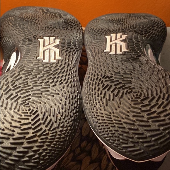 Size 14 Kyrie Low - Picture 3 of 5